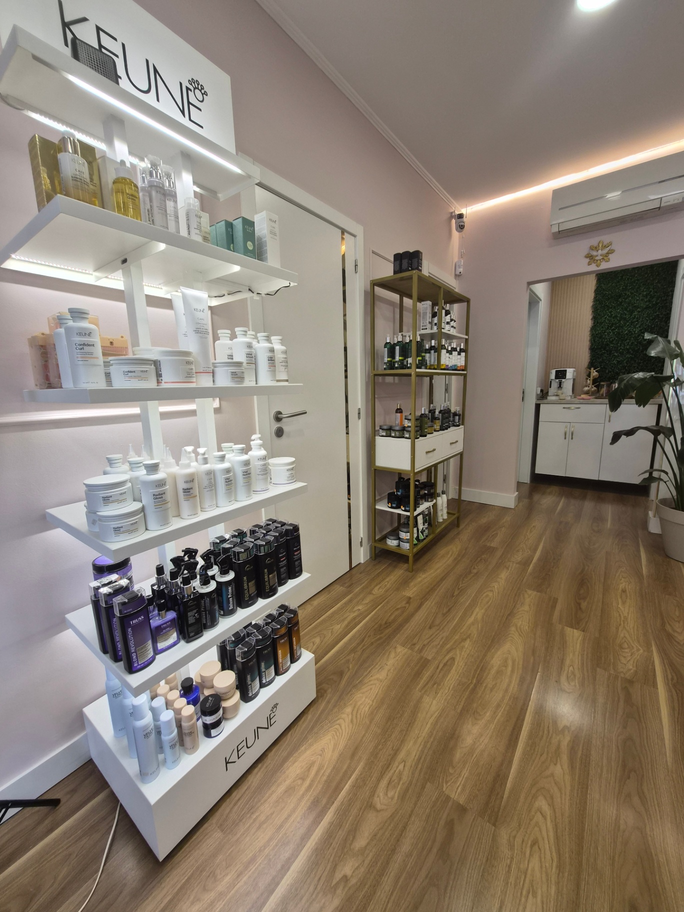 Prateleiras de produtos Keune e cuidado capilar