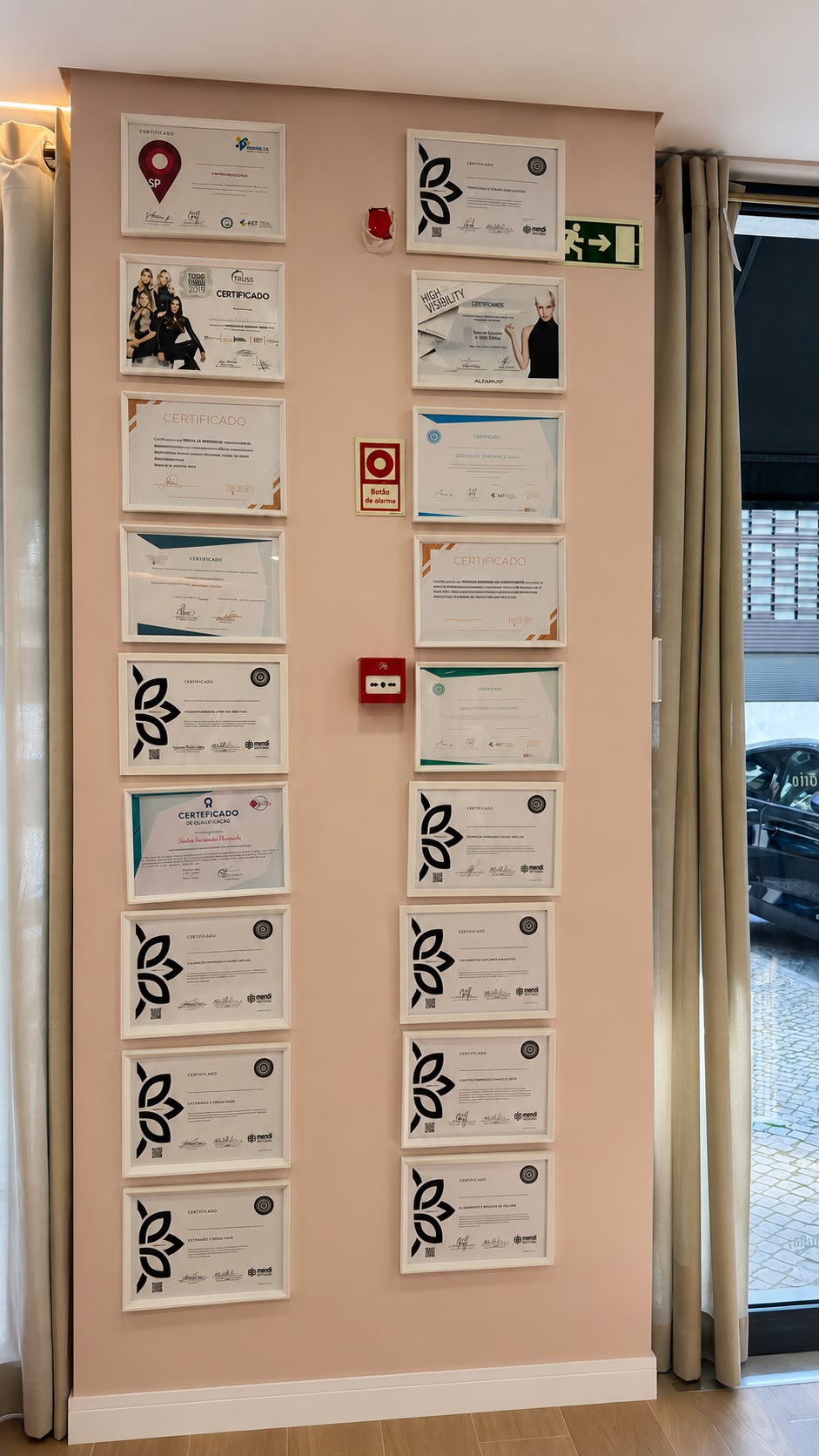 Parede de certificados e certificações profissionais no Suellen Beauty Center